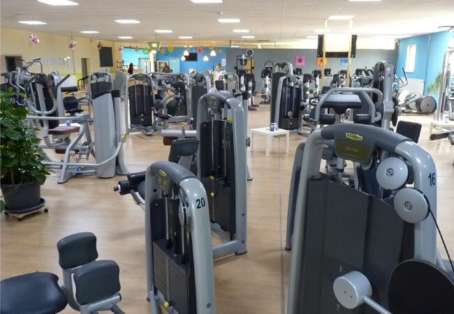 Raum mit vielen Fitnessgeräten